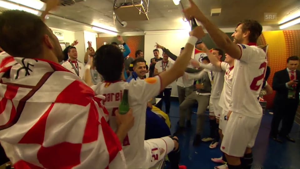 Die Sevilla-Spieler feiern in der Garderobe