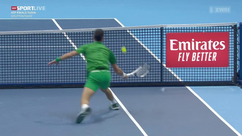 Djokovic reagiert auf Tsitsipas' Stoppball mit feinem Händchen
