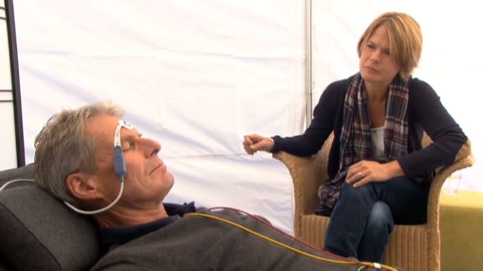 Feldversuch: Dr. Thomas Kissling misst die Körperfunktionen während einer Trance