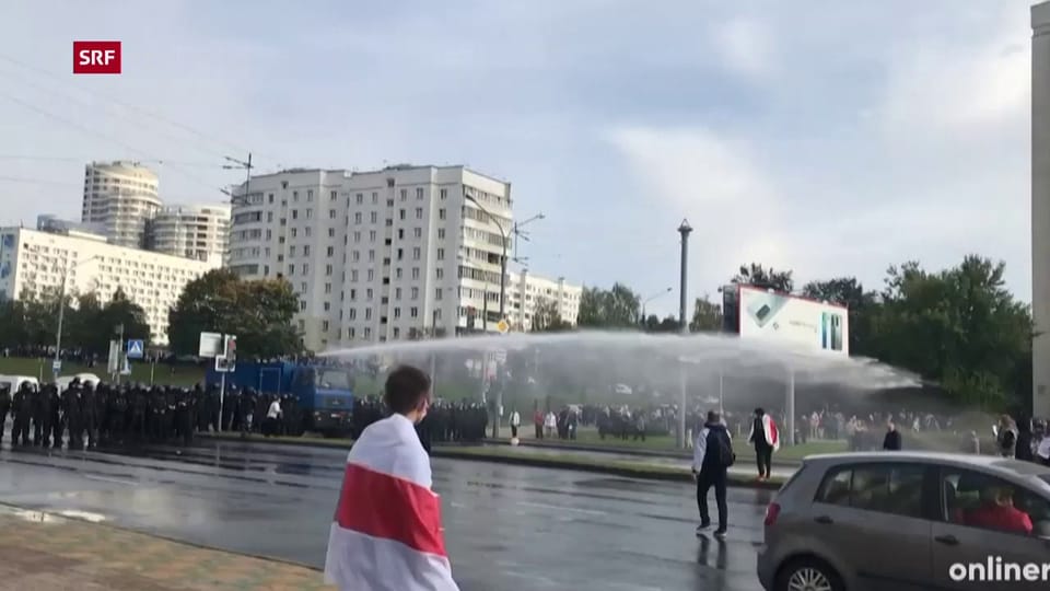 Sicherheitskräfte setzen Wasserwerfer gegen Demonstrierende ein