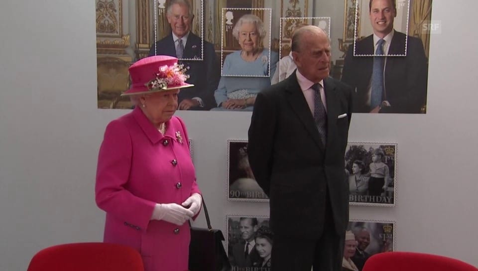 Die Queen sieht sich höchstpersönlich die Ehrenbriefmarke an