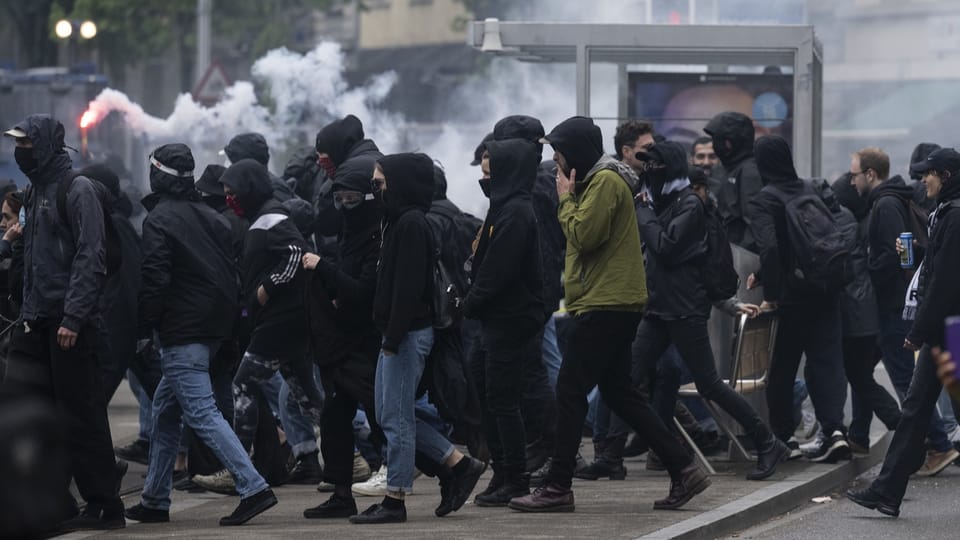 Spontane gewalttätige Demonstrationen fordern die Polizei