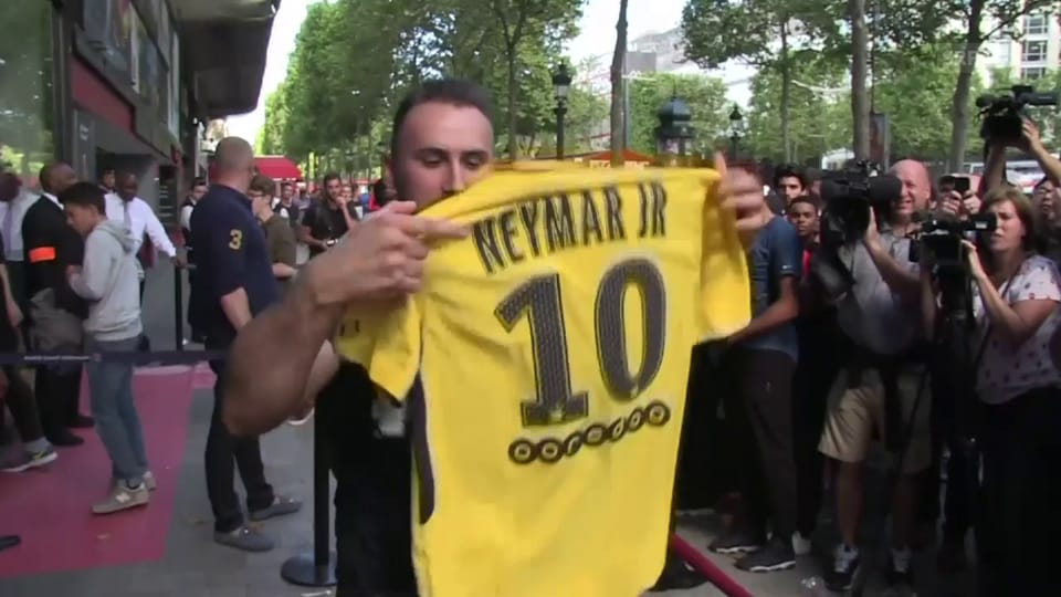 Schlange stehen für das neue Neymar-Trikot