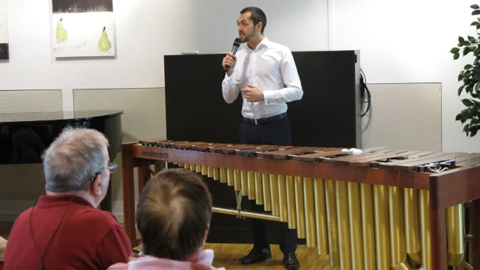 Simon Wunderlin spielt auf seiner Marimba auch Volkslieder.