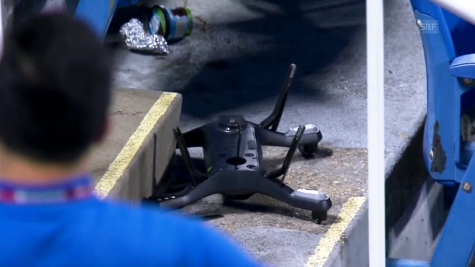 Eine Drohne stürzt ins Stadion (SNTV)