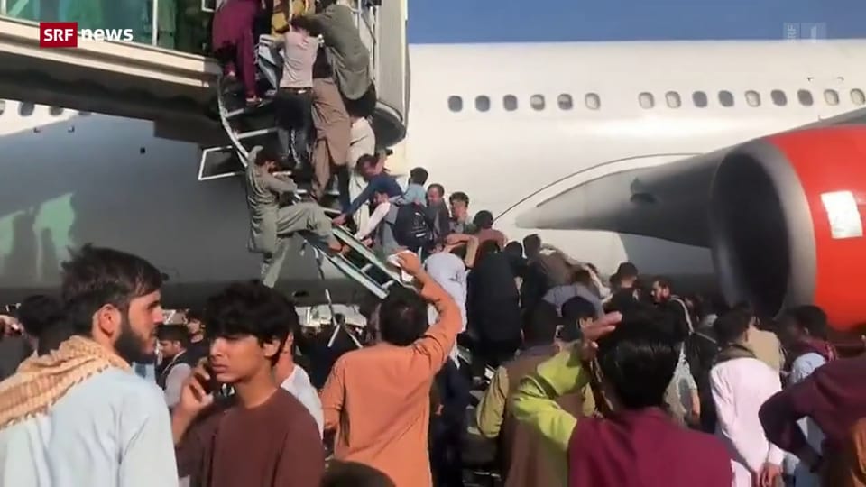 Nach Machtübernahme der Taliban: Dramatische Szenen am Flughafen in Kabul