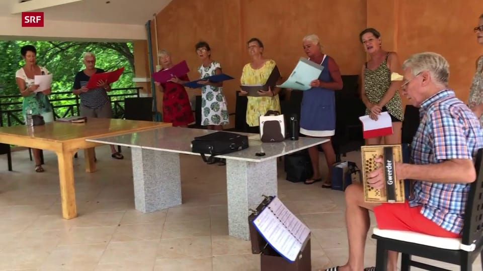 Schweizer Rentnerinnen singen in der Altersresidenz Lotuswell