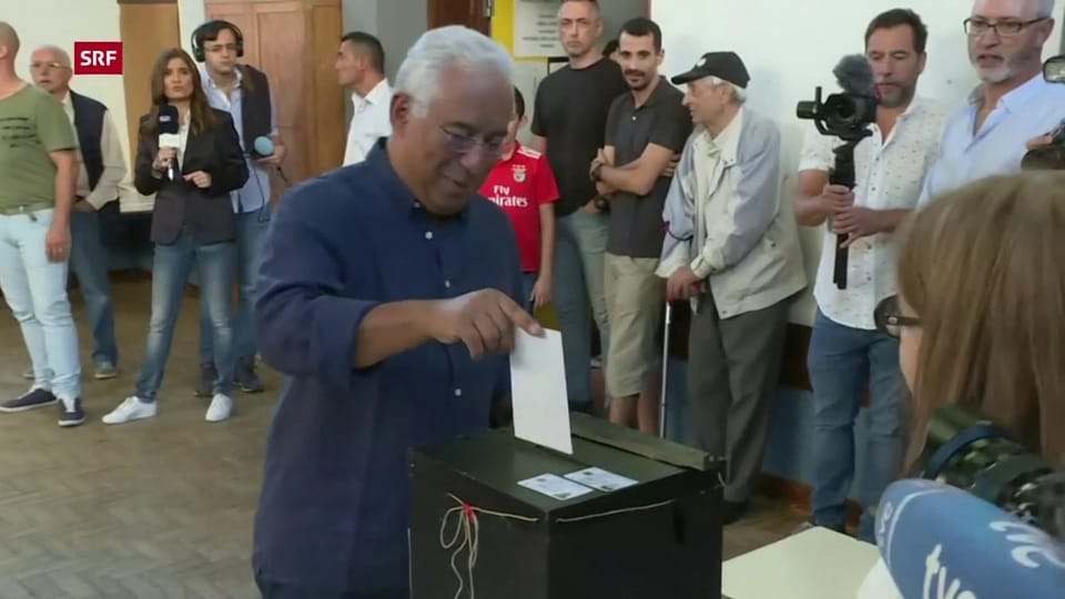 Ministerpräsident Costa gibt Wahlzettel ab