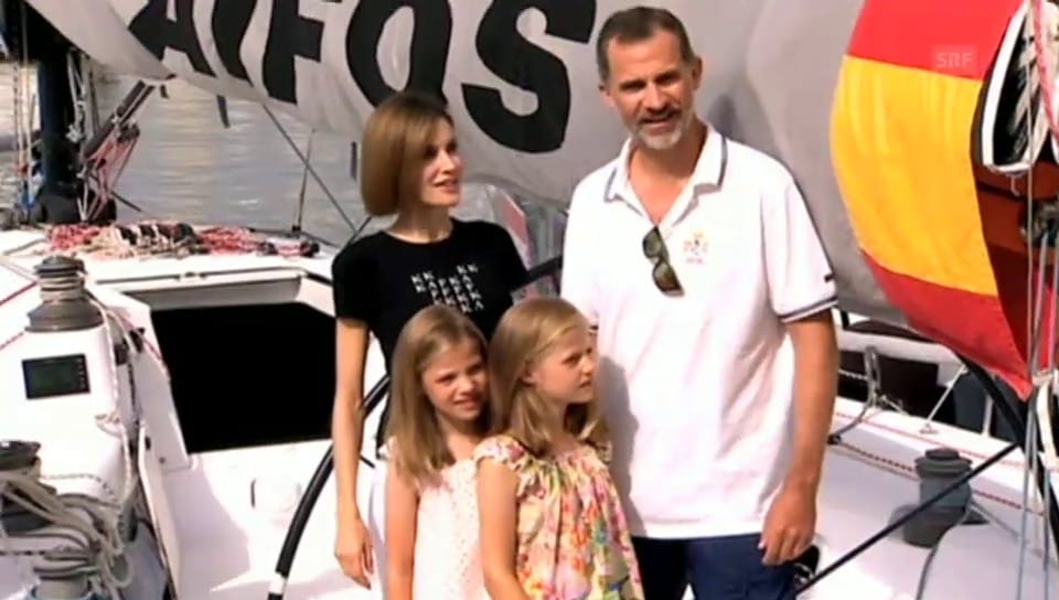 König Felipe zeigt seinen Töchtern sein Boot