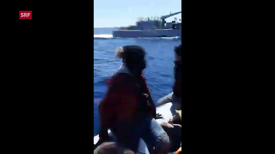 Küstenwache treibt mit Wellen Migranten ab