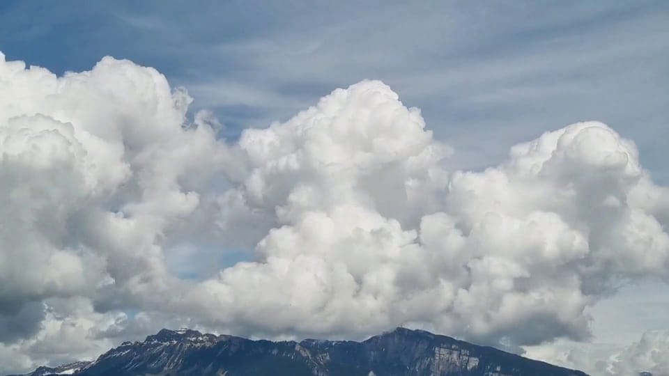Name ist Programm: Quellwolken über dem Niederhorn / BE, 29. April, Werner Krebs