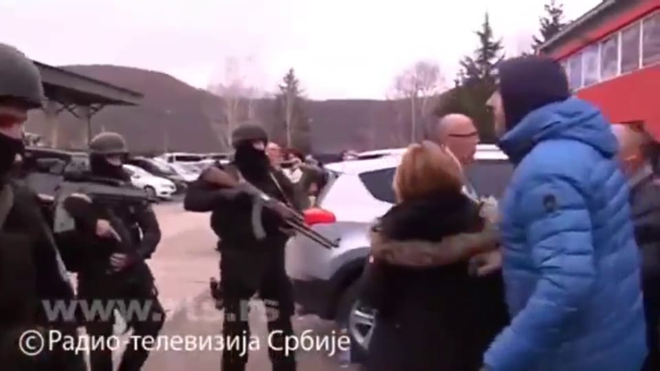 Das serbische Fernsehen berichtet von der Festnahme