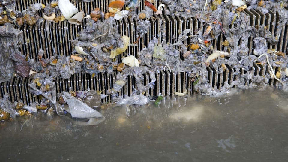 Falsch entsorgter Abfall bereitet Kläranlagen-Betreibern Sorgen.