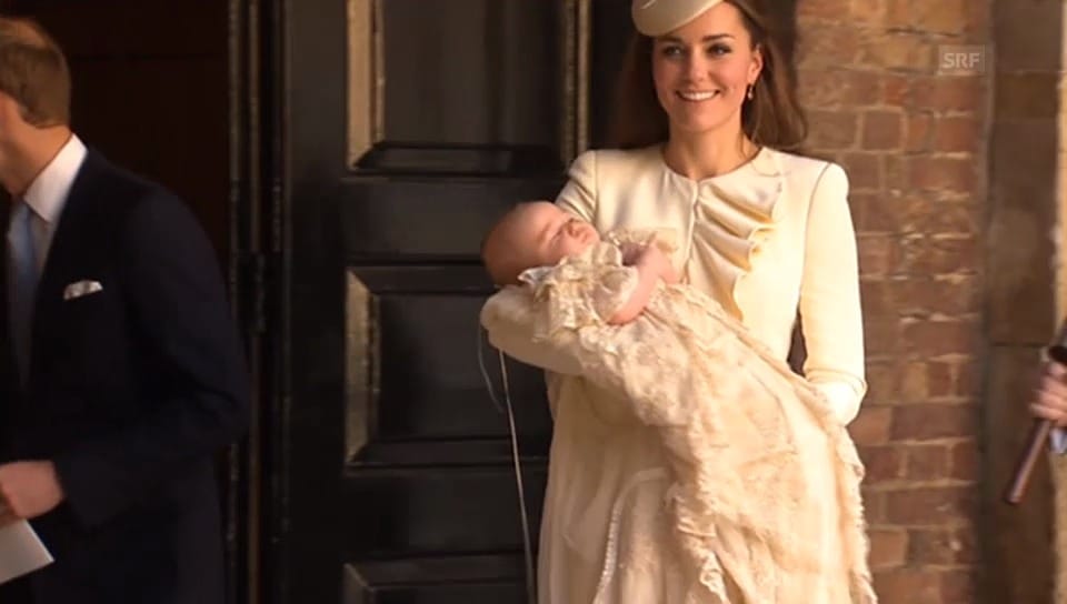 Kate verlässt mit Baby George die Kapelle