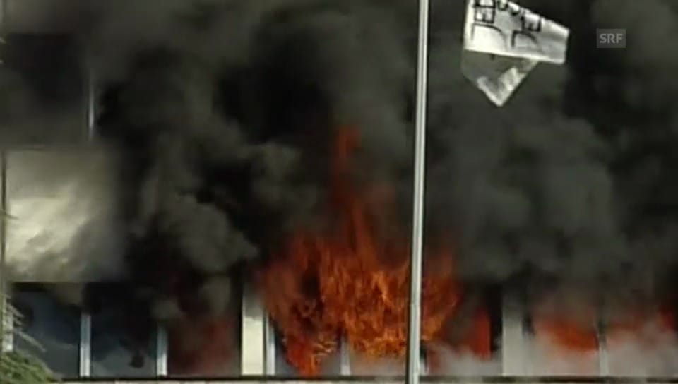 Regierungsgebäude steht in Flammen