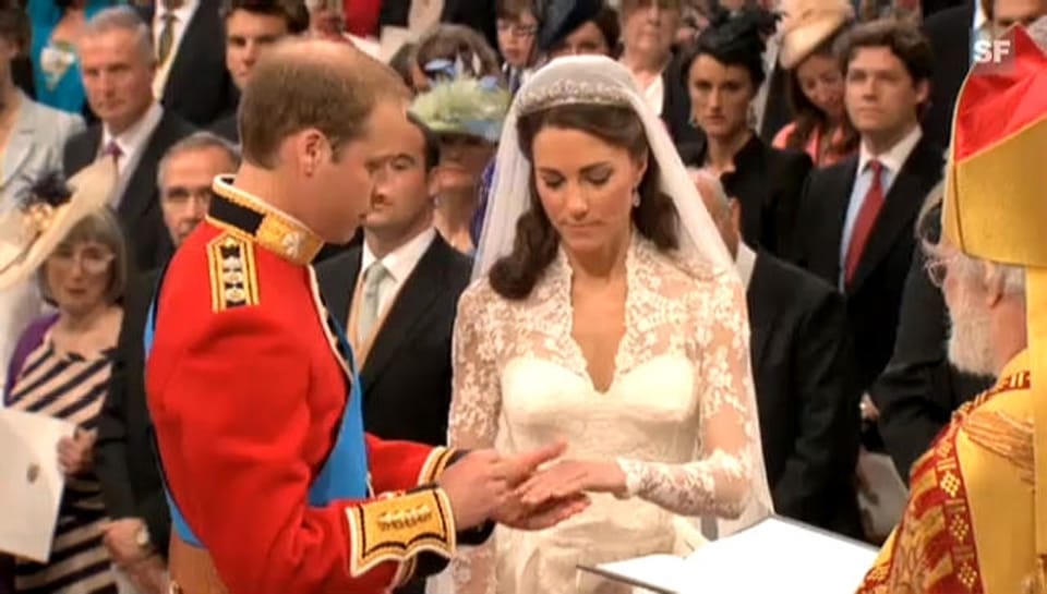Prinz William streift seiner Kate den Ring über (unkommentiert)