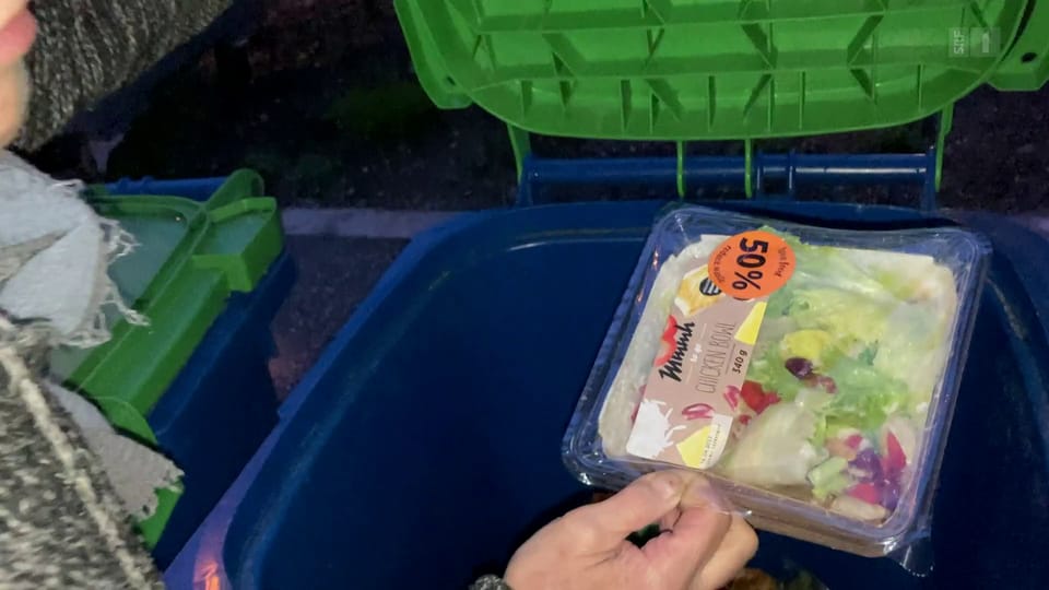 Food Waste – Menschen ernähren sich aus dem Container