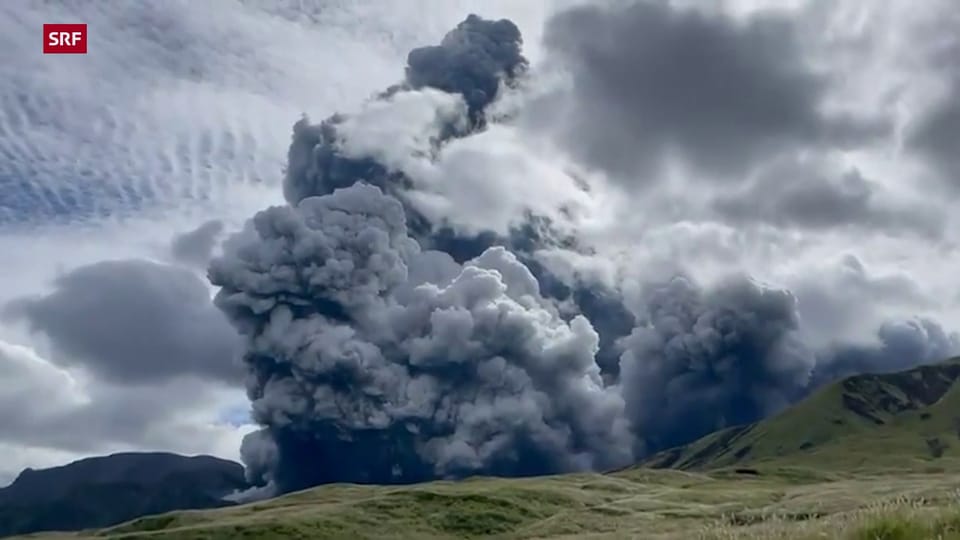 Vulkan Aso in Japan bricht spektakulär aus