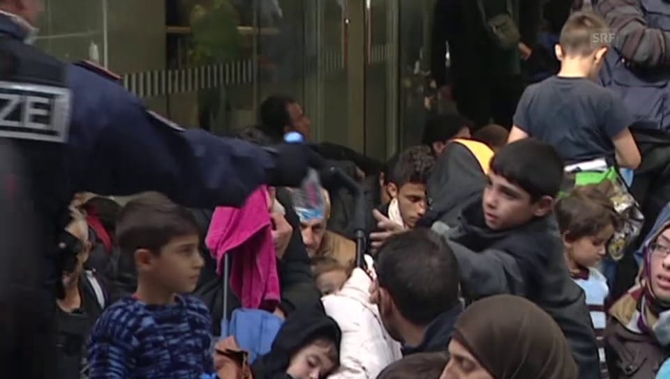 Hunderte Flüchtlinge sitzen in Salzburg fest (unkomment.)