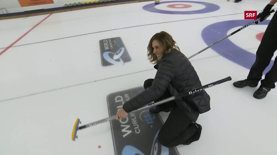 Sibylle Eberle lernt Curling – und landet auf dem Hosenboden