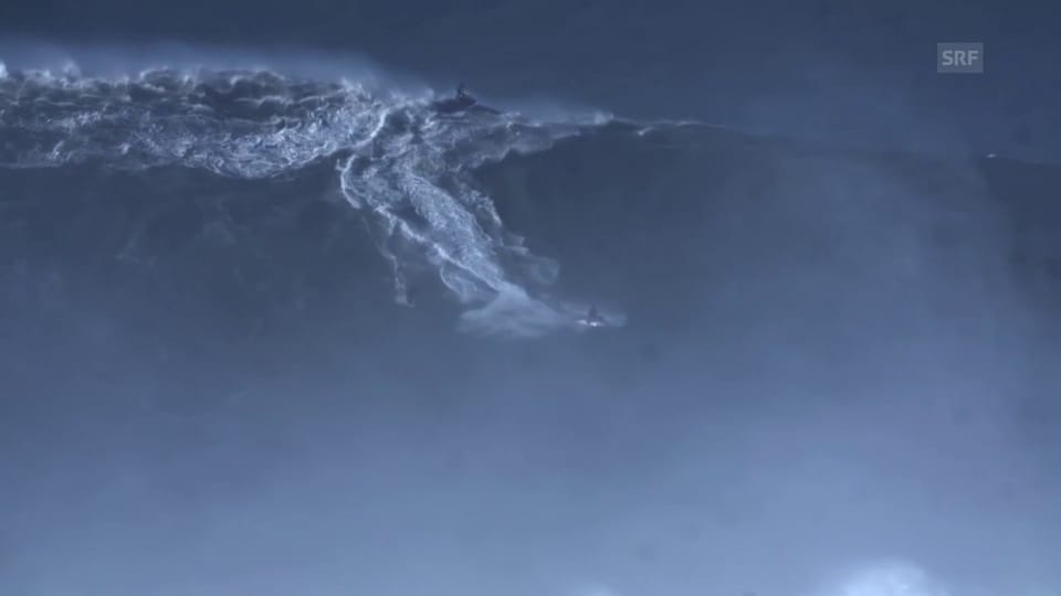 Rodrigo Koxa auf dem Kamm einer 24 Meter hohen Welle