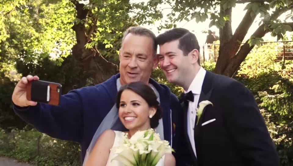 Tom Hanks platzt ins Hochzeits-Fotoshooting
