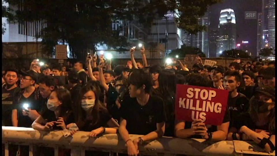 Hongkong: Hunderte Demonstrierende blieben in der Nacht auf der Strasse