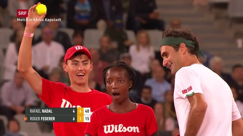 Breakball? Federer spannt das Ballmädchen ein