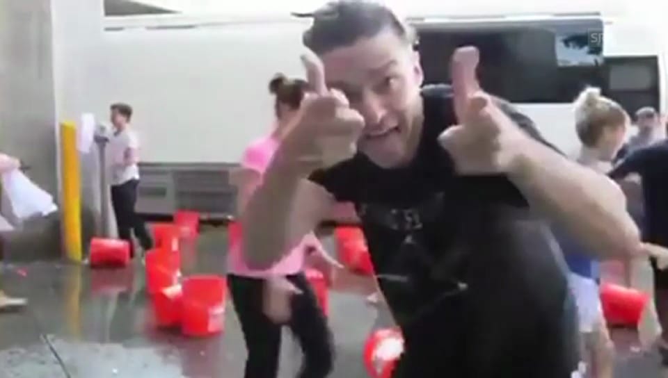 Justin Timberlakes Ice Bucket Challenge (Englischer Originalton)