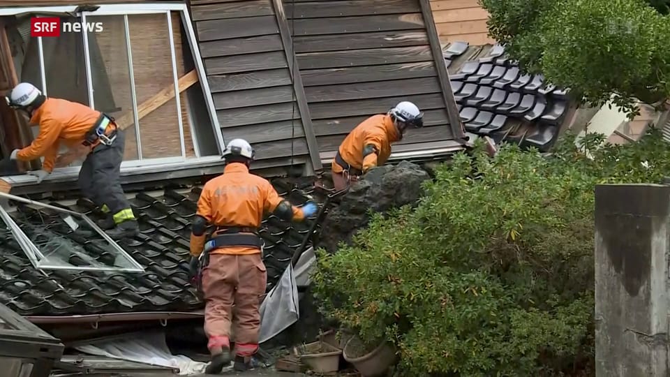 Archiv: Rettungsarbeiten im Erdbebengebiet in Japan gehen weiter