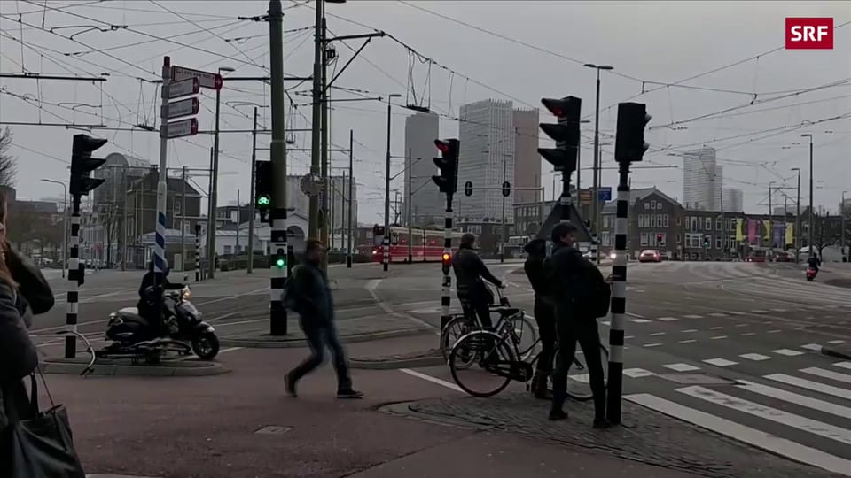 Passanten in Holland kämpfen gegen den Sturm