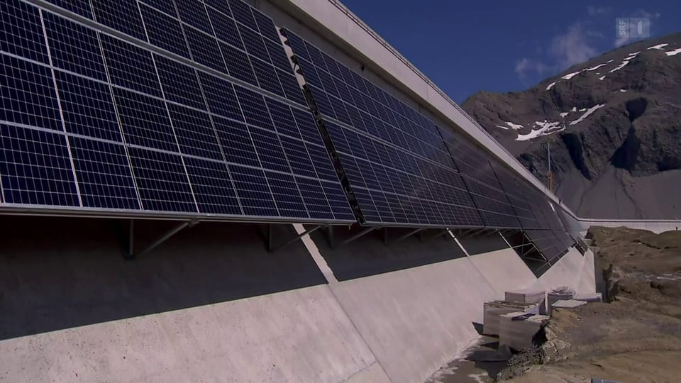 An der Staumauer des Muttsees liefern 5000 Fotovoltaik-Panels Strom 