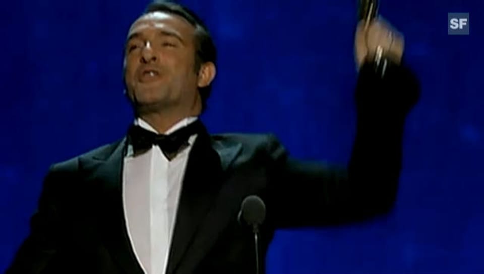 Jean Dujardin holt sich seinen Oscar ab (englisch)