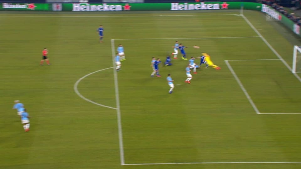 Der 2. Penalty für Schalke: Salif Sané wird gefoult
