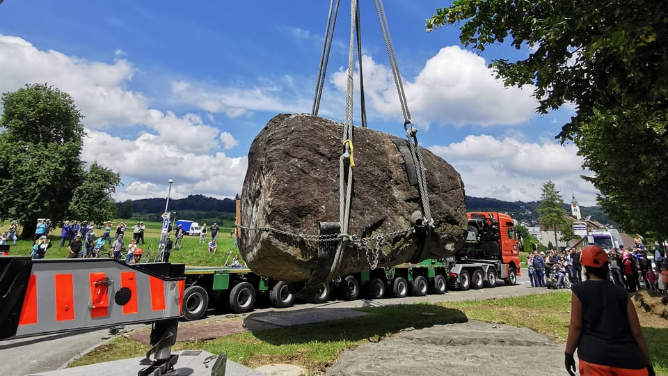 120 Tonnen schwerer Findling versetzt