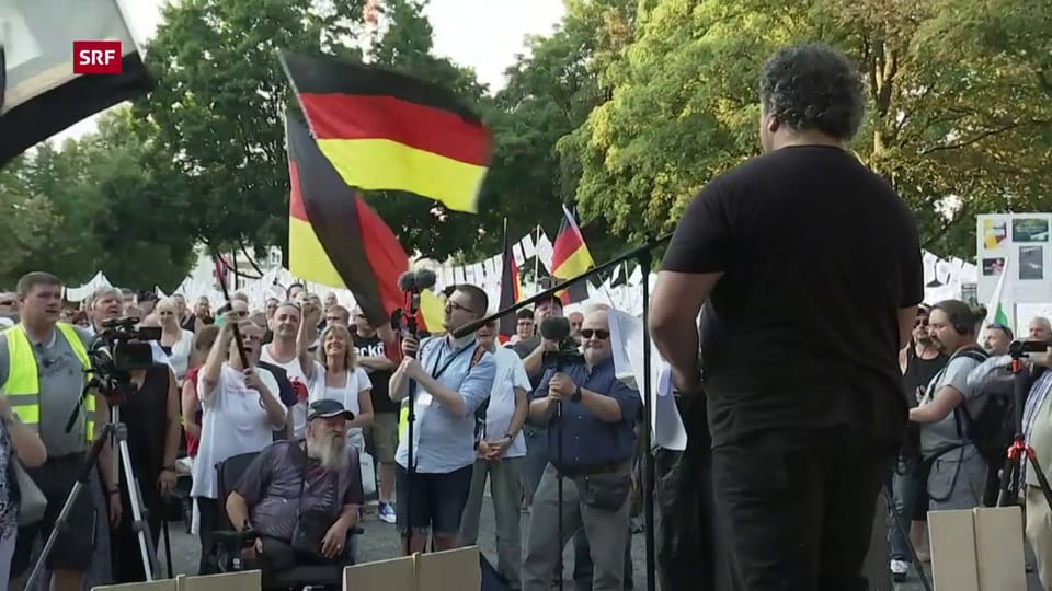 Demonstrierende am vergangenen Sonntag an der Kundgebung in Chemnitz (unkom.)