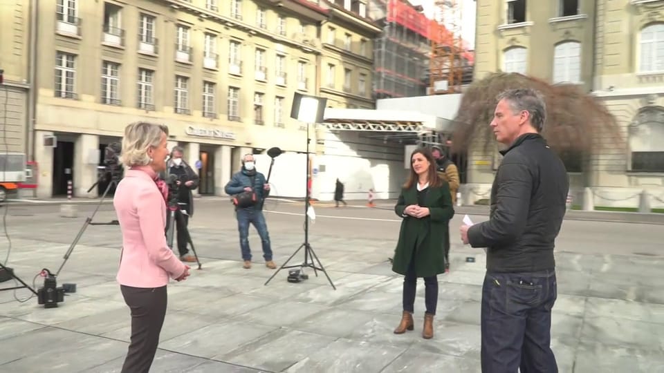 Pro und Contra: Ständerätin Andrea Gmür (die Mitte) und SP-Nationalrätin Flavia Wasserfallen diskutieren auf dem Bundesplatz.