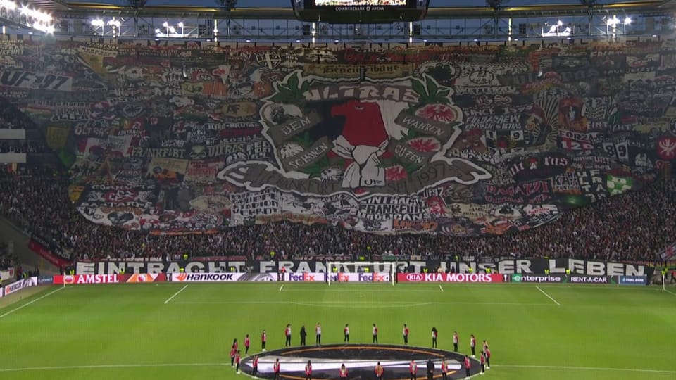 Atemberaubende Choreo der Eintracht-Fans