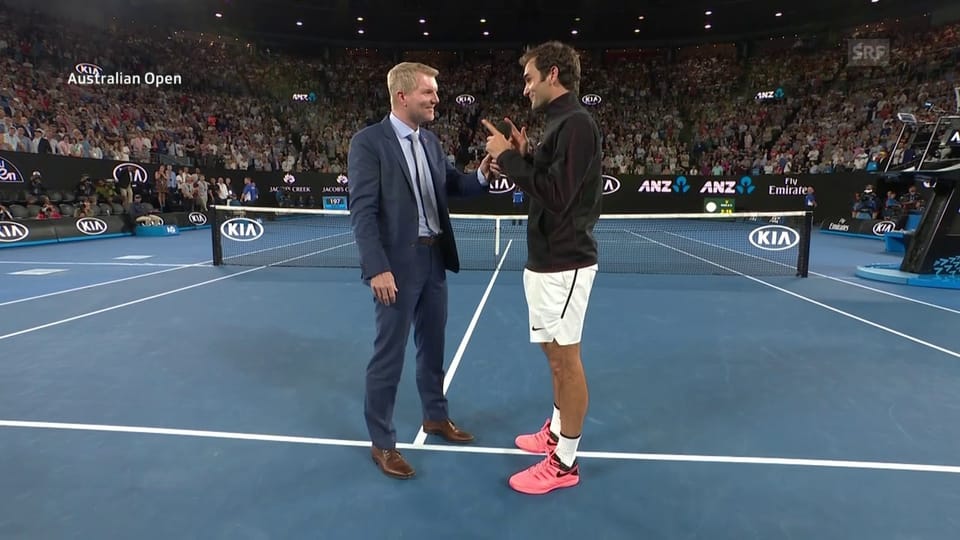 Federer im Platzinterview zu Spässchen aufgelegt (engl.)