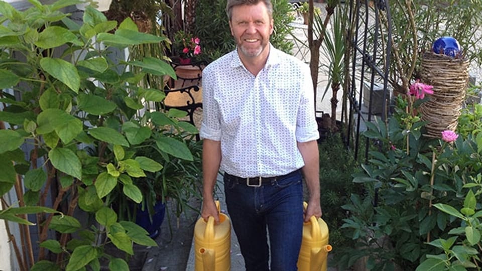 Bernhard Siegmann betreibt Gartenarbeit