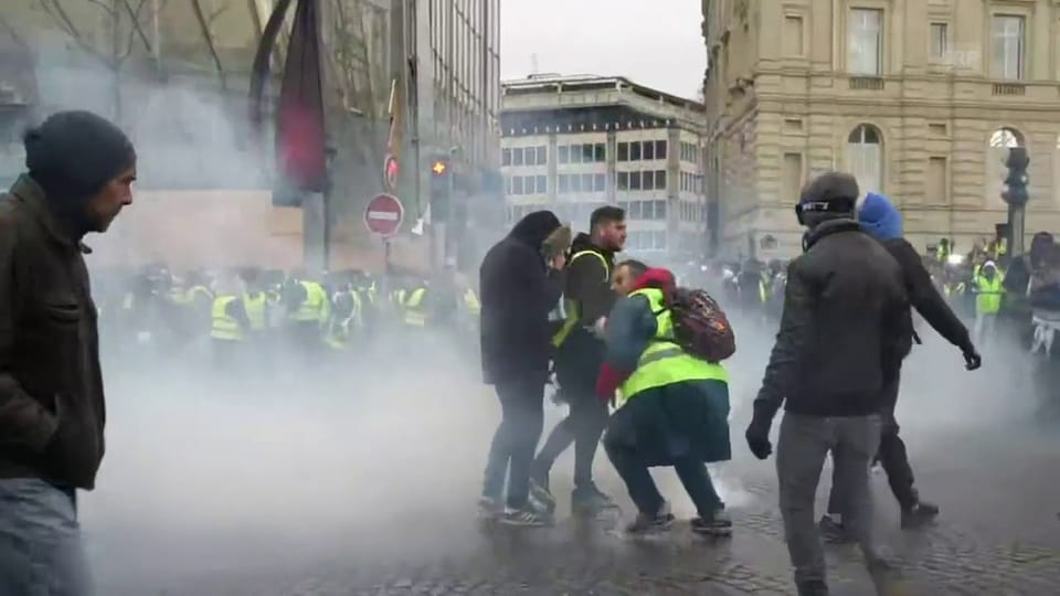 Proteste in Paris: Polizei und Demonstranten geraten aneinander