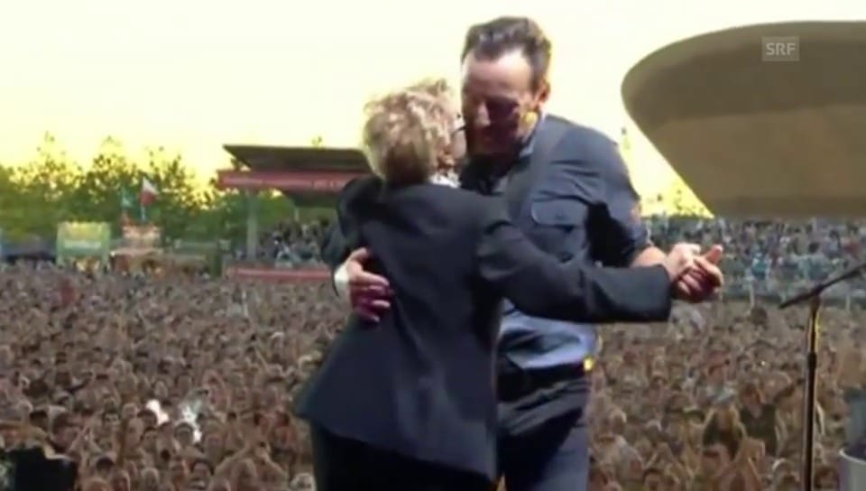 Bruce Springsteen mit seiner Mutter bei einem Konzert 2013