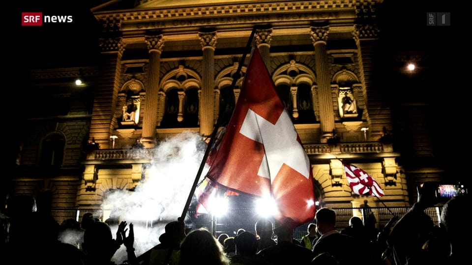 Polizia ha duvrà squittas d'aua encunter demonstrants a Berna
