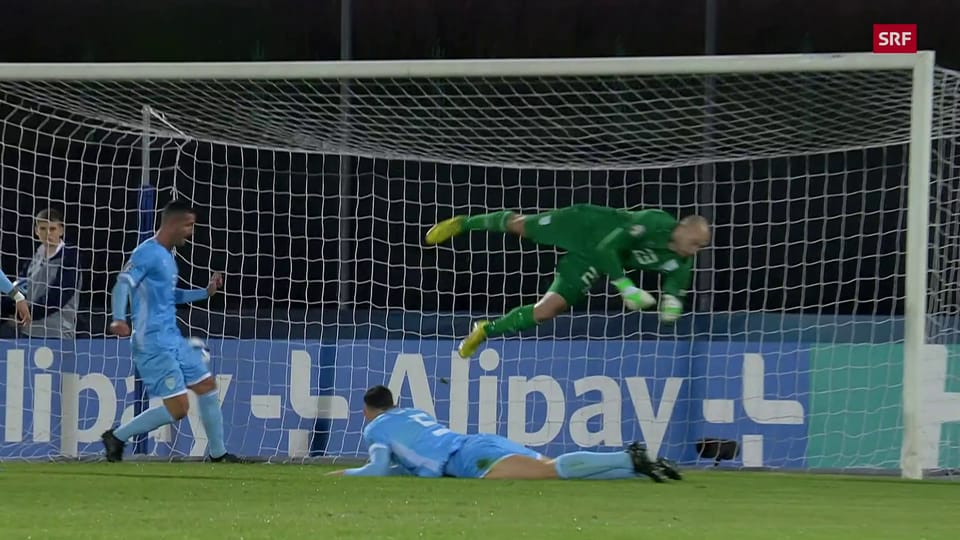 Spektakulär, aber ineffektiv: San Marinos Goalie fliegt durch die Lüfte