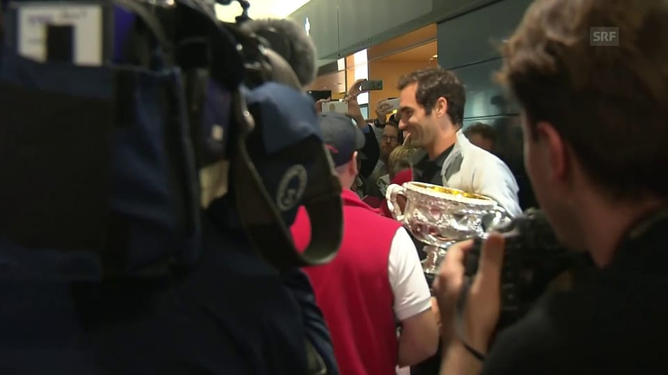 Er ist da: Roger Federer am Flughafen in Zürich