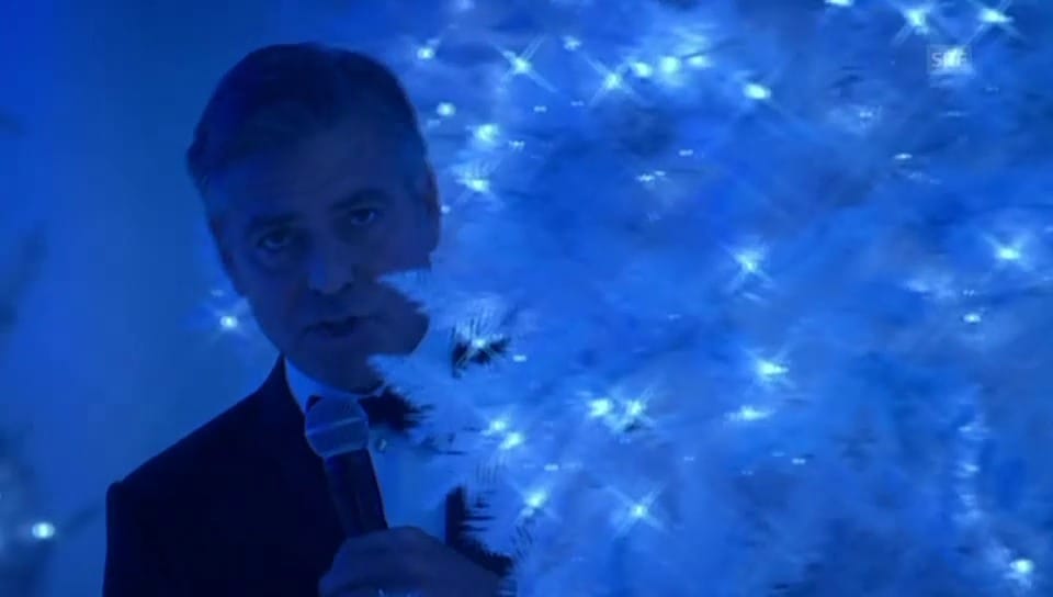 George Clooney singt ein Weihnachtslied
