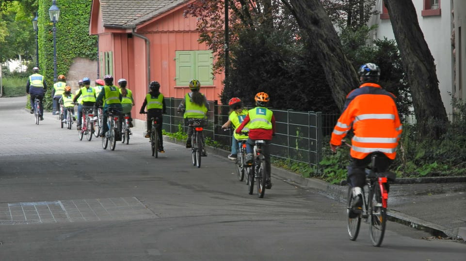 Kinder die sich in Basel nicht an die Verkehrsregeln halten, werden von der Polizei vorgeladen.