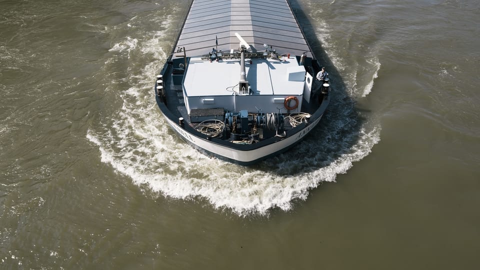 Schiffsverkehr auf dem Rhein wegen Hochwasser blockiert