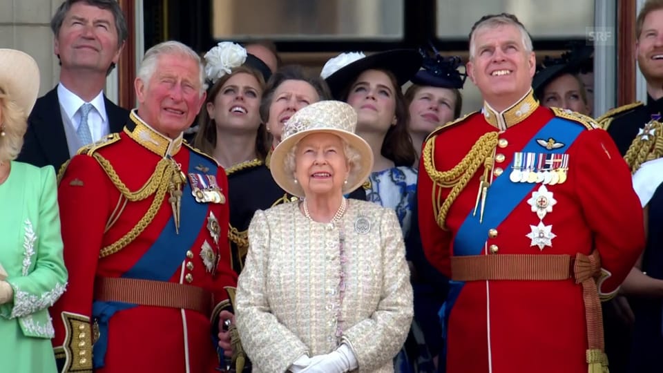 Die Königsfamilie verfolgt die Flugshow vom Buckingham-Palast aus
