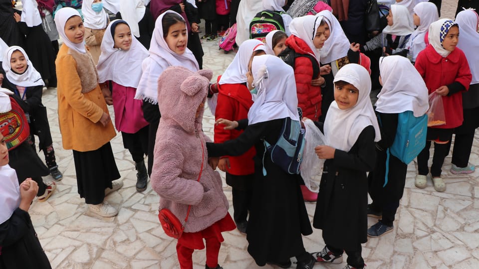 Schülerinnen vor verschlossenen Türen in Afghanistan